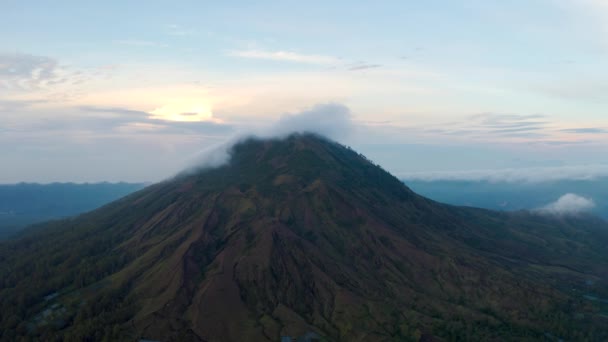 山のキンタマーニ空中夕日神々の島バリでバトゥール活火山 ドローンは素晴らしい風景を明らかに山の頂上近くを飛ぶ — ストック動画