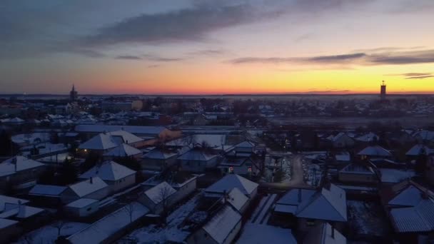Dron Lítá Nad Zasněženými Domy Vlakem Projíždějícím Rámu Při Západu — Stock video