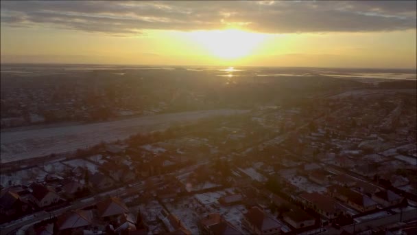日落时分 无人在雪城上空盘旋 — 图库视频影像