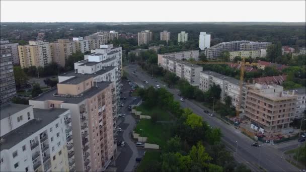 Trafiği Olan Bir Kasabanın Üzerinde Uçan Bir Dron Çerçevesinde Bir — Stok video