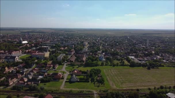 Drohne Fliegt Rückwärts Über Eine Kleinstadt — Stockvideo