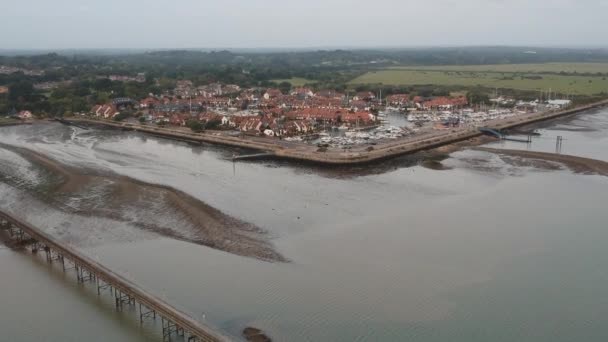 Hythe Pier Und Yachthafen Auf Hohem Niveau Fliegen Ein — Stockvideo