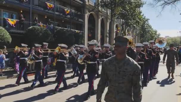 Amerikaanse Marine Force Reserve Band Mardi Gras Parade — Stockvideo