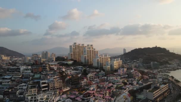 Filmisk Antenn Syn Yeosu Stad Sydkorea Vacker Solnedgång Stadsbild — Stockvideo