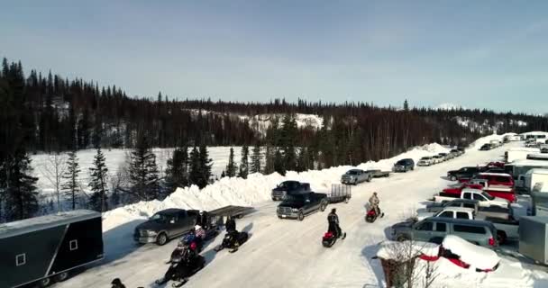 アラスカの雪のマシンに乗る癌のため アラスカ州ピーターズビル — ストック動画