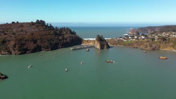 Trinidad California Blue Green Ocean Sea Stacks Fishing Boats Aerial — Vídeo de stock