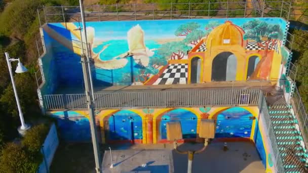 Long Beach Shoreline Mural Sweeping Shot Late Afternoon Lighting — Stock video