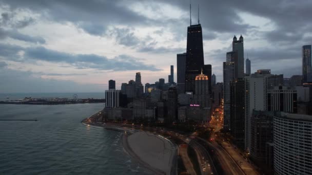 飞机在日出时分飞往芝加哥 展示城市 公共汽车 汽车和密歇根湖 — 图库视频影像
