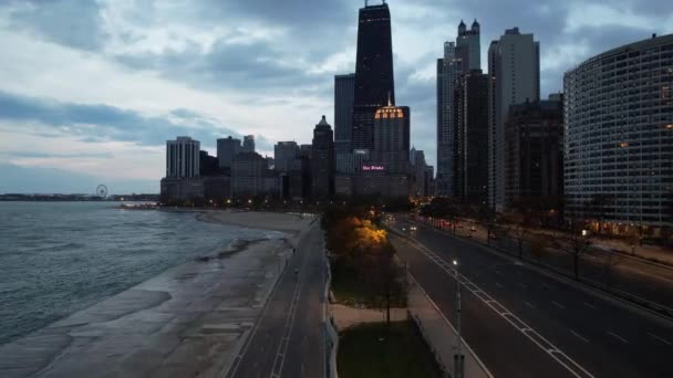 Drone Vliegen Naar Chicago Bij Zonsopgang Toont Stad Bussen Auto — Stockvideo