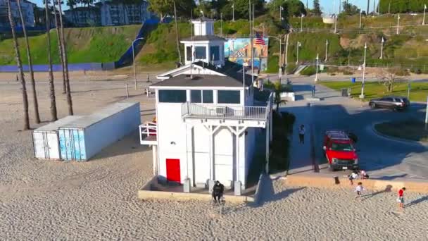 Long Beach Shoreline Life Guard Station Aerial Orbit Late Afternoon — Vídeos de Stock