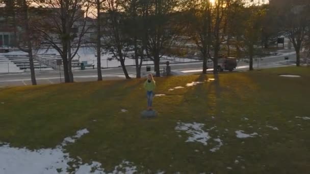 雪のない冬の夜をカメラを見て楽しむ若い女性たち — ストック動画