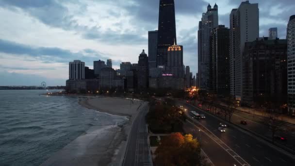 Drone Flying Från Chicago Vid Soluppgången Visar Staden Bussar Bilar — Stockvideo