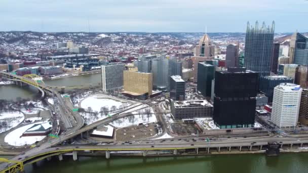 Drone Shot Pittsburgh Skyline Downtown Cloudy Winter Day — Stockvideo