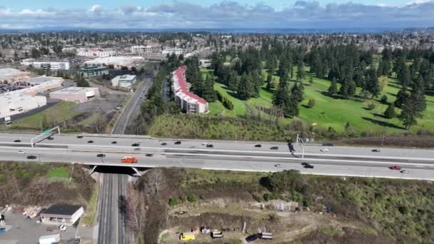 Cinematic Drone Trucking Shot Allenmore Golf Course Freeway Interchange Tacoma — Stockvideo