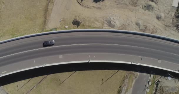 Zilveren Zwarte Personenauto Rijden Nieuw Ontwikkelde Bypass — Stockvideo