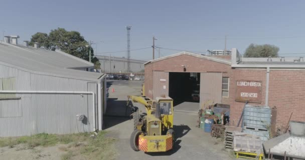 Żółty Żuraw Przemieszcza Się Drzwi Fabrycznych Odbioru Materiałów Transportu — Wideo stockowe