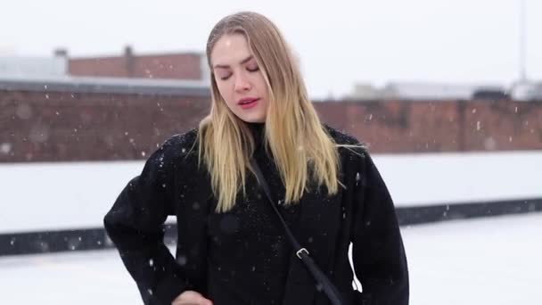 Чудова Модель Блондинки Яка Зображає Фотосесію Під Час Снігопаду Канаді — стокове відео