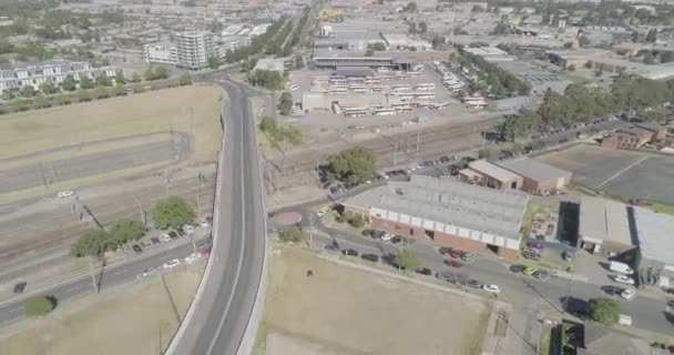 下の多くの道路や高速道路で動きを示すDandenong工業地帯を見下ろす空中高波 — ストック動画