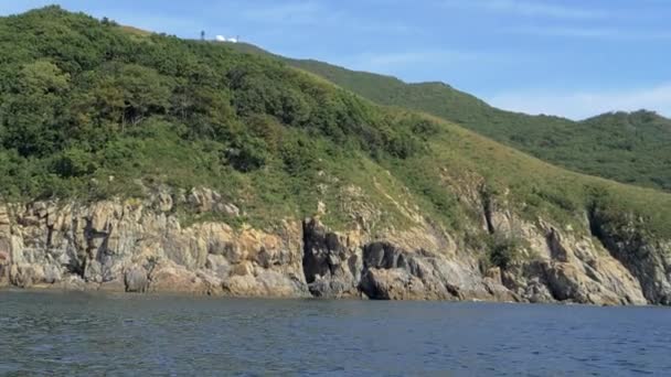 Gemi Primorye Körfezi Ndeki Kayalık Bir Kıyıya Paralel Gidiyor — Stok video