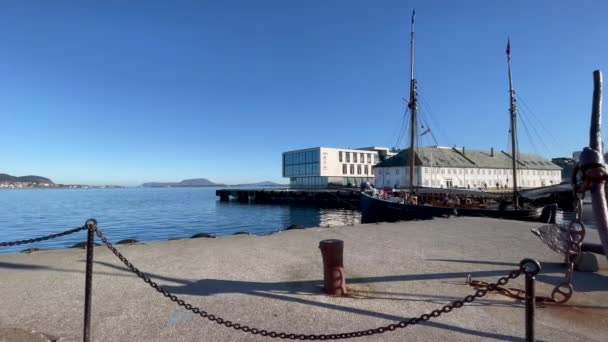 Staré Dřevěné Lodní Motory Přístavu Alesund Norsku Krásného Jasného Klidného — Stock video