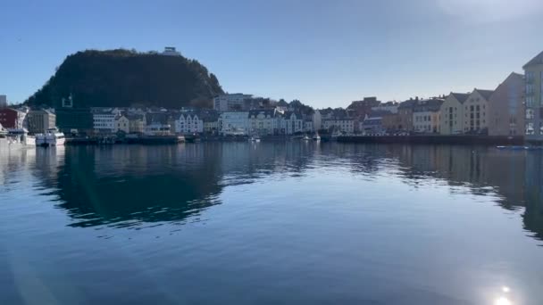 Panning Lesund Harbor Lente Sinalização Molja Lighthouse Nrvya Noruega — Vídeo de Stock