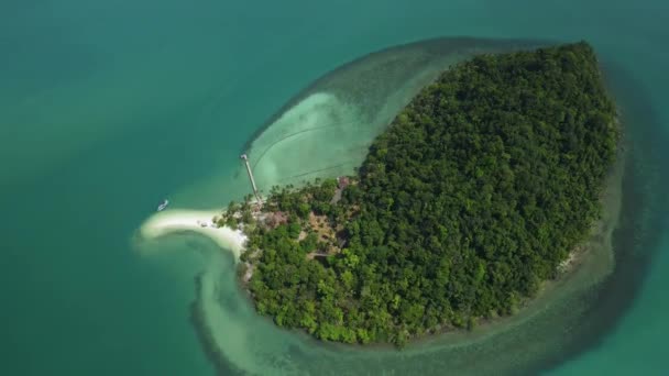 Aerial Ascending Drone Shot Tropical Island White Sand Beach — Vídeos de Stock