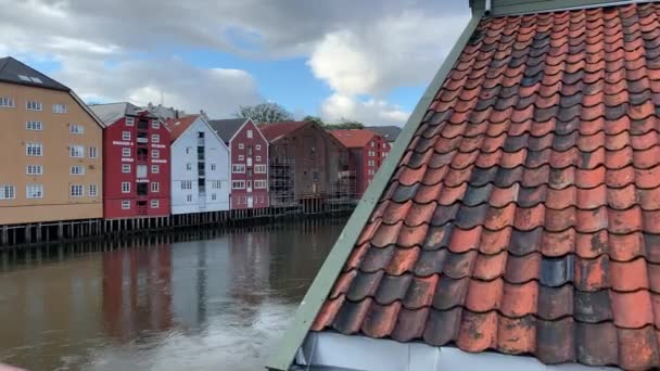 Vista Bela Arquitetura Uma Área Perto Água Trondheim Noruega — Vídeo de Stock