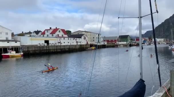 Two People Paddling Kayak Fishing Town Henningsvr Lofoten — Stockvideo