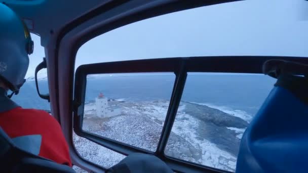 Landing Een Eiland Naast Een Vuurtoren Een Afgelegen Eiland Buiten — Stockvideo