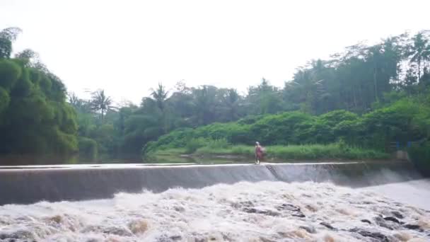 Old Woman Crosses Dam Magelang Indonesia Inadequate Infrastructure Issues Rocky — Stock Video