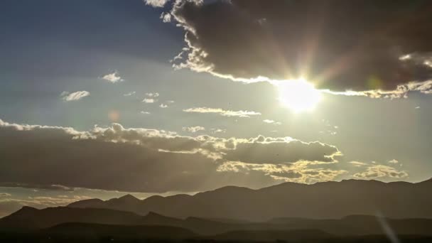Όμορφη Δύση Του Ήλιου Στο Timelapse Μέσα Από Σύννεφα Πάνω — Αρχείο Βίντεο