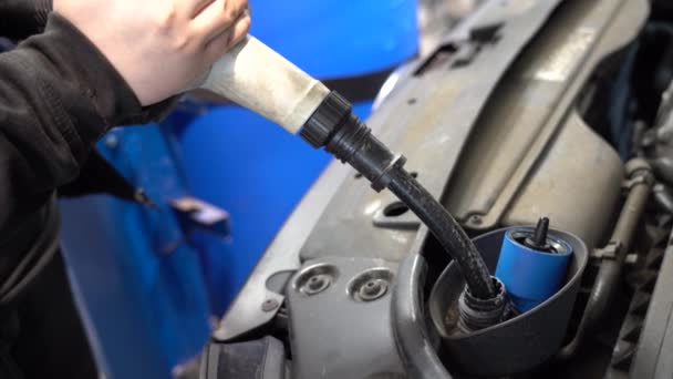 Mechanic Tops Vehicle Fuel Additives — Stockvideo