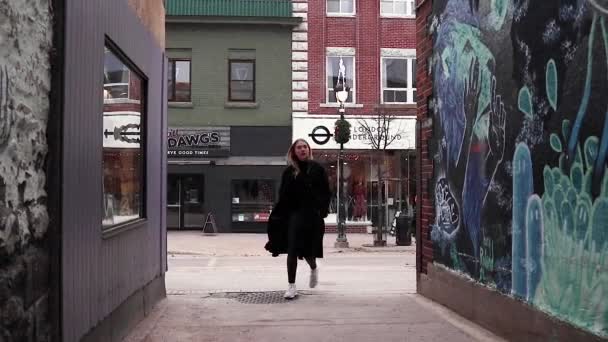 Giovani Donne Che Camminano Una Strada Una Città Che Sembra — Video Stock