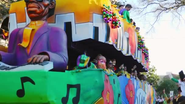 Ruiters Gooien Kralen Van Mardi Gras Drijven — Stockvideo