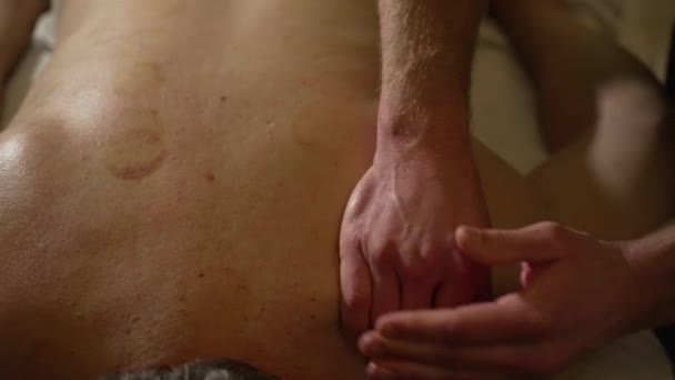 Massageterapeut Massage Patient Axel Och Rygg Efter Cupping Therapy Session — Stockvideo