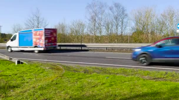 Uma Filmagem Estacionária Veículos Movimento Rápido Carrinhas Entrega Caminhões Longo — Vídeo de Stock