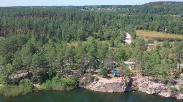 Εναέρια Drone Βίντεο Των Ανθρώπων Που Κολυμπούν Μια Λίμνη Μια — Αρχείο Βίντεο