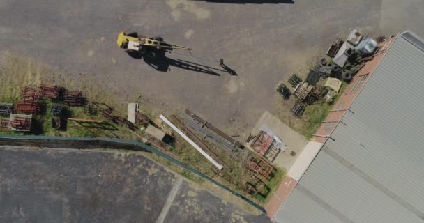 Letecká Perspektiva Starého Žlutého Jeřábu Pohybujícího Těžkou Kovovou Tyčí Pomocí — Stock video