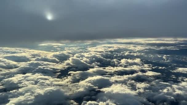 Luchtzicht Vanuit Een Cockpit Tijdens Het Vliegen Door Laagjes Wolken — Stockvideo