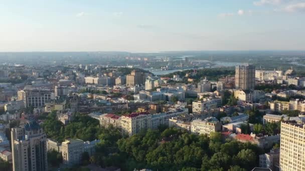 Luchtdrone Video Van Het Centrum Skyline Gebouwen Rivier Dnipro Pecherskyi — Stockvideo