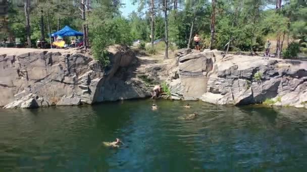 Aerial Drone Video People Cliff Jumping Lake Swimming Summer Day — Video