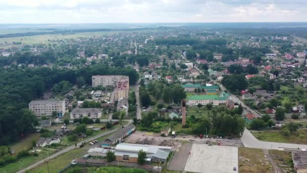 リヴネ州ウクライナのKlevan町の建物や家の空中ドローン 2021年8月の夏の日に撮影 — ストック動画