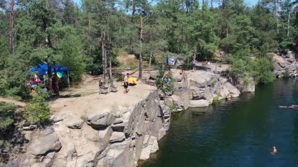 Aerial Drone Video People Cliff Jumping Lake Swimming Summer Day — Stockvideo