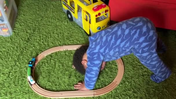 Dwuletnie Afroeuropejskie Dziecko Bawiące Się Zabawkowym Pociągiem Domu — Wideo stockowe