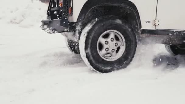 土地漫游者卫士D90在雪地的乡间道路上支撑着 燃烧着 — 图库视频影像