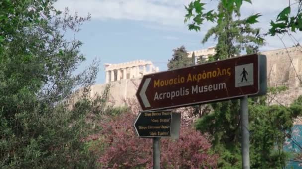 Aténský Nápis Acropolis Museum Acropolis Vzadu Vegetace Kolem — Stock video