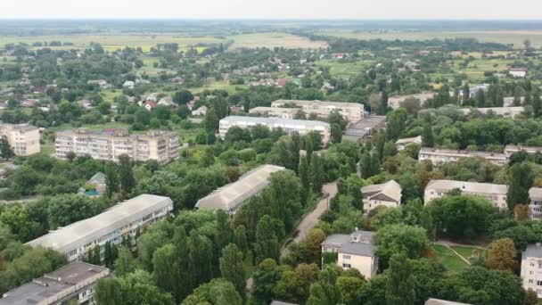 在Rivne Oblast Ukraine对Klevan镇建筑和住宅的空中无人驾驶飞机 2021年8月的一个夏日拍摄 — 图库视频影像
