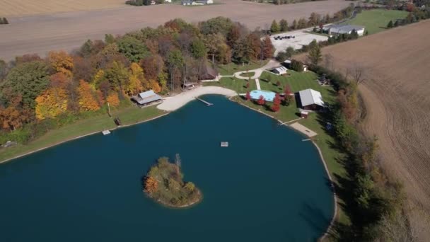 Letecký Pohled Jezero Rekreační Oblast Mezi Zemědělskými Poli Venkově Ohia — Stock video