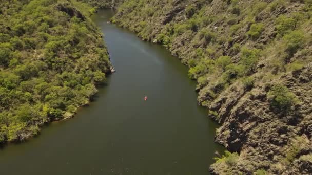 Nedstigning Antenn Topp Ner Skott Orange Kajak Paddling Nedåt Floden — Stockvideo