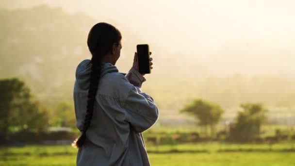 Close Shot Pretty Brunette Girl Taking Pictures Smartphone Scenic Landscape — ストック動画